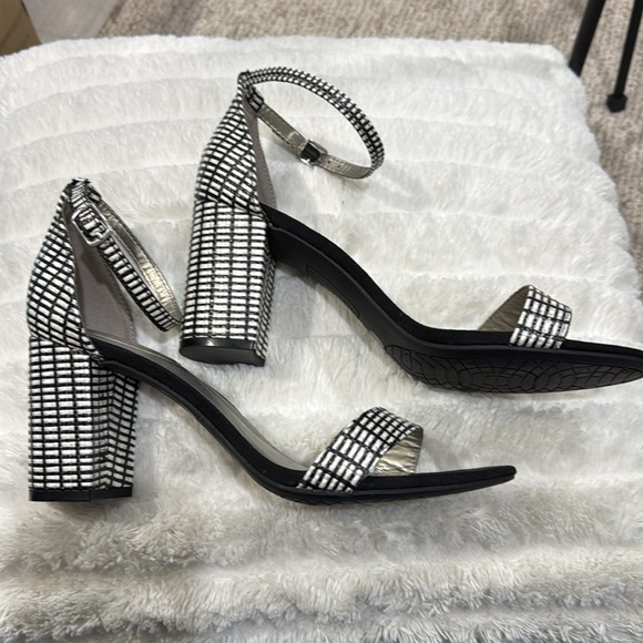 BWOT Bandolino Sandals | Size 10 | Black & White Woven upper | Block Heel - Picture 2 of 4